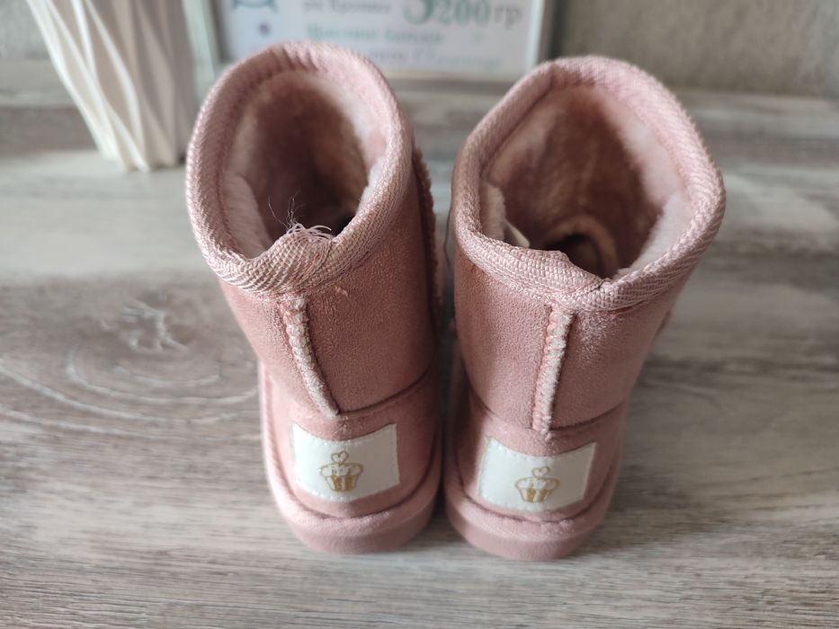 Уги для дівчинки