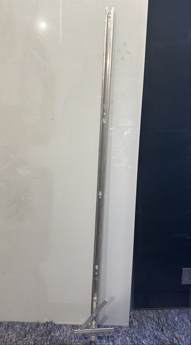 Porta de correr branca com puxador com placa lateral e sistema de correr chão livre