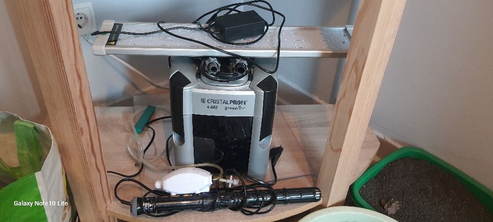 Aquário panorâmico e respectivos acessórios.