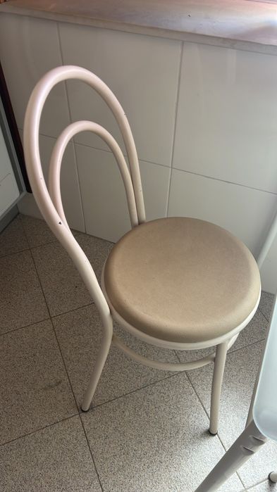 Conjunto de Mesa de Cozinha em Vidro e Metal + 4 Cadeiras Estofadas