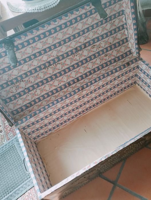 Baú com chave em pele