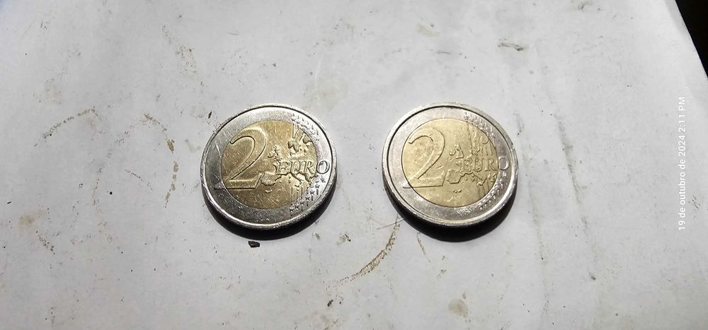 Três moedas comemorativas de 2€