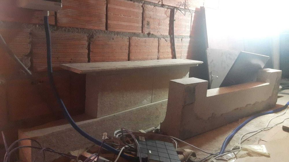 Lareira contemporânea em granito amarelo