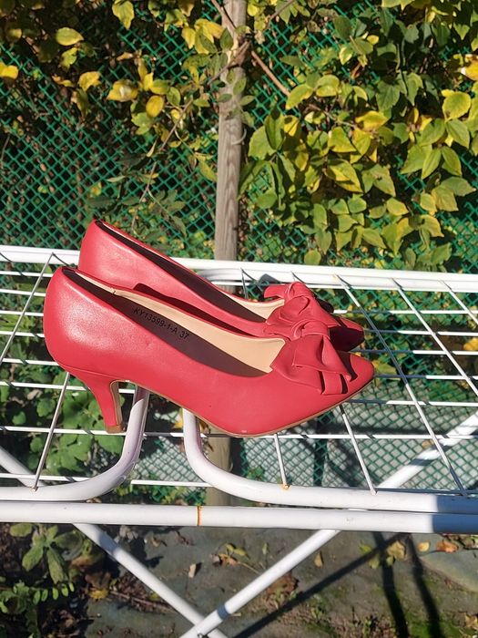 Buty szpilki damskie czerwone rozmiar 37 firma T.Taccardi