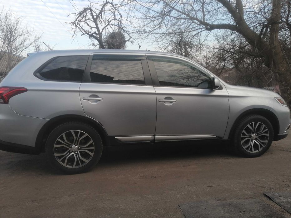 Мітсубісі аутлендер