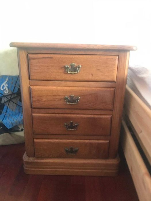 2 Mesinhas de cabeceira em madeira nobre, maciça