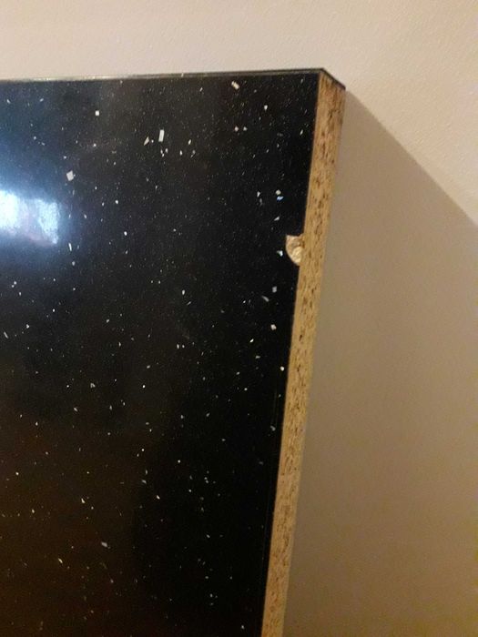 Placa de contraplacado preto com pequenos brilhos