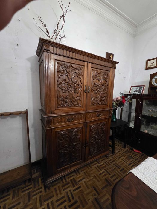 Mobilia de casa de jantar em madeira de castanho.