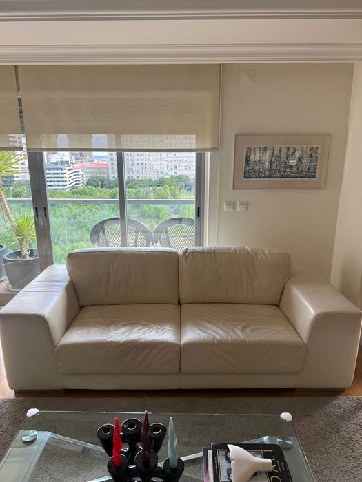 Conjunto de Sofás Brancos Confortáveis em Ótimo Estado