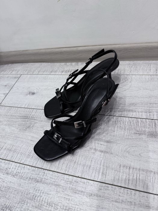 Чорні босоніжки stradirarius