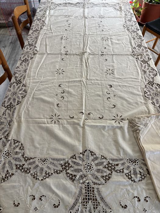 Toalha de mesa em linho com bordado manual e renda Bruxelas