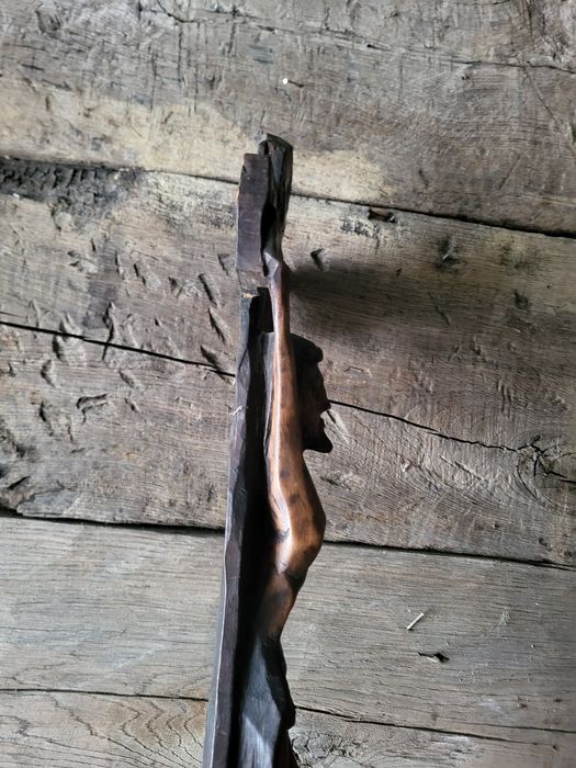 Rzeźbiony drewniany krzyż 51 cm