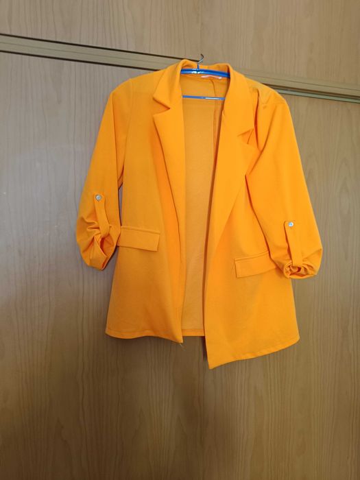 Blazer laranja com alguma elastecidade