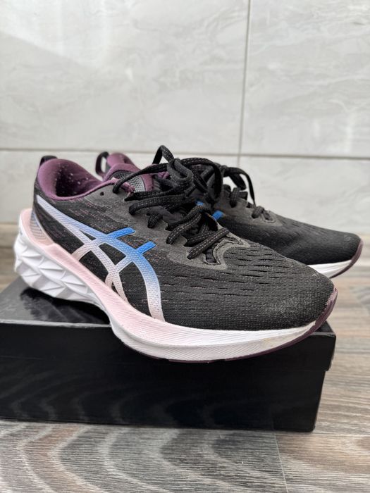 Жіночі кросівки Asics у чорному кольорі
