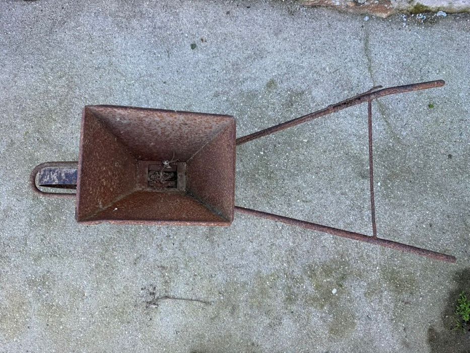 Distribuidor de adubo antigo