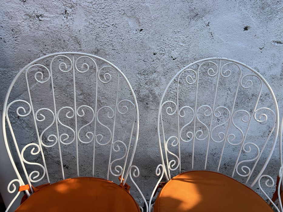 Três cadeiras de jardim em ferro