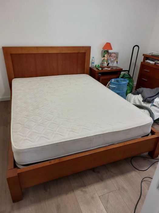 Mobilia de Quarto - Cama Casal, Comoda e Mesas de Cabeceira