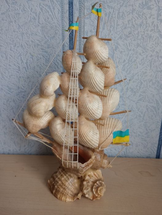 корабель з ракушок сувенір