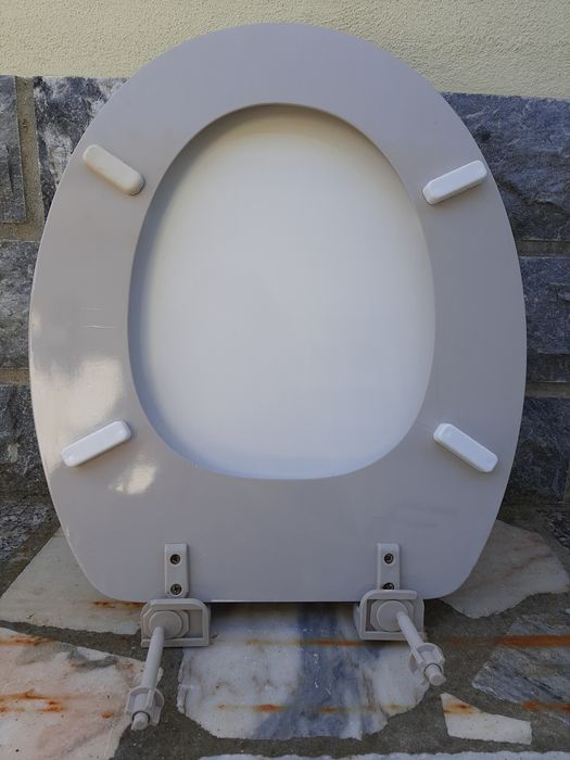 Tampa de sanita com decoração