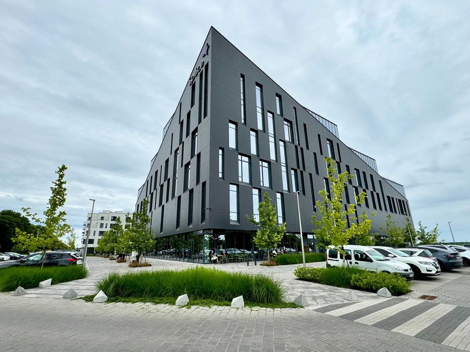 Оренда фасадного приміщення площею 94 м2 у бізнес-центрі Space4