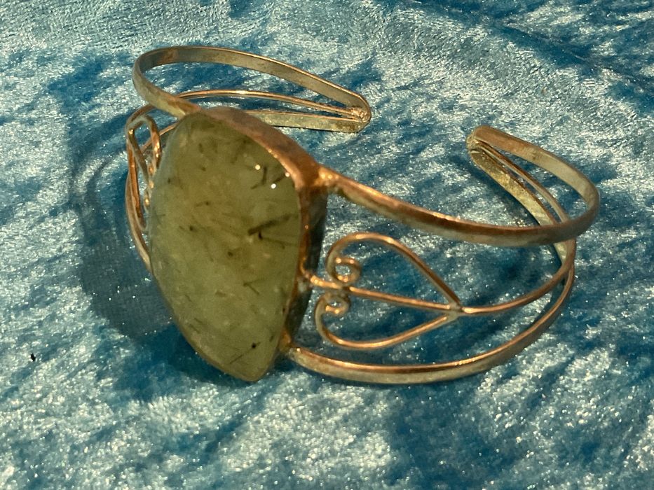 Linda pulseira em prata pedra verde clarinho anúncios abaixo