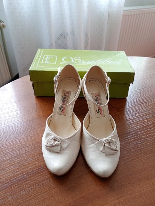 Ślubne buty skórzane z różą r.38