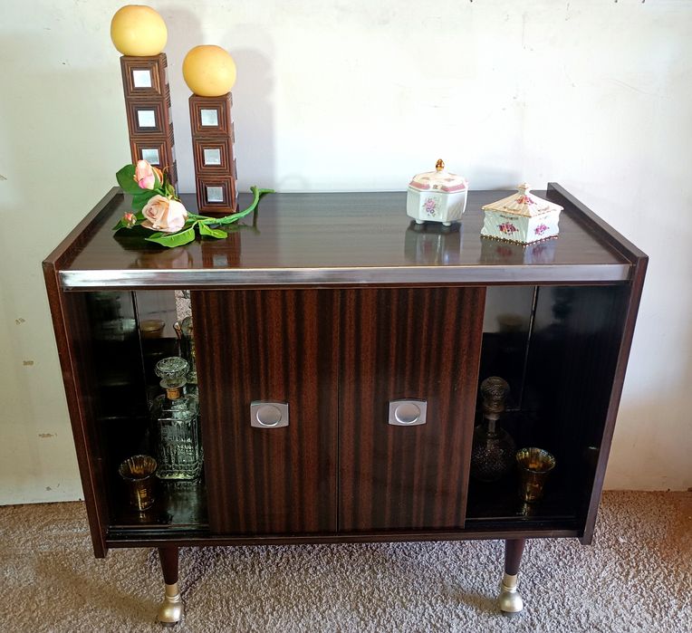 Belíssimo aparador vintage escandinavo versátil, fundo espelhado e rodas. Com Intervenção de restauro.
Medidas: 85/40/72cm altura
