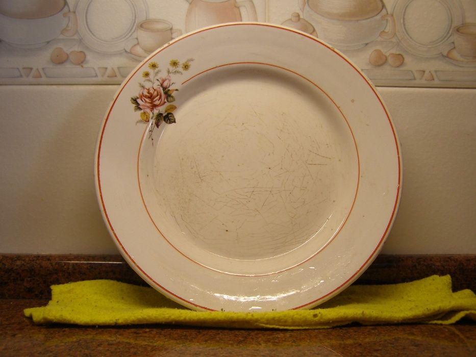 Pratos e travessas antigos para decoração