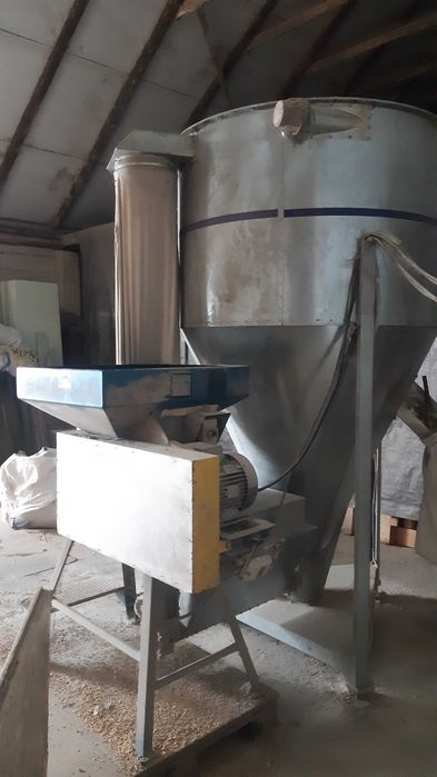 Zestaw do produkcji pasz Mieszalnik 1 T z wagą  Gniotownik