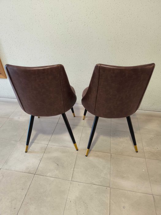 Cadeiras castanhas em pele sintética