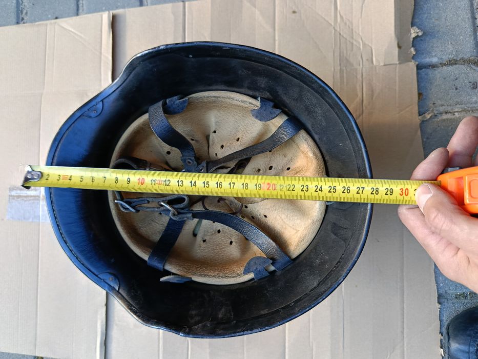 Hełm powojenny w stylu niemieckiego Stahlhelma