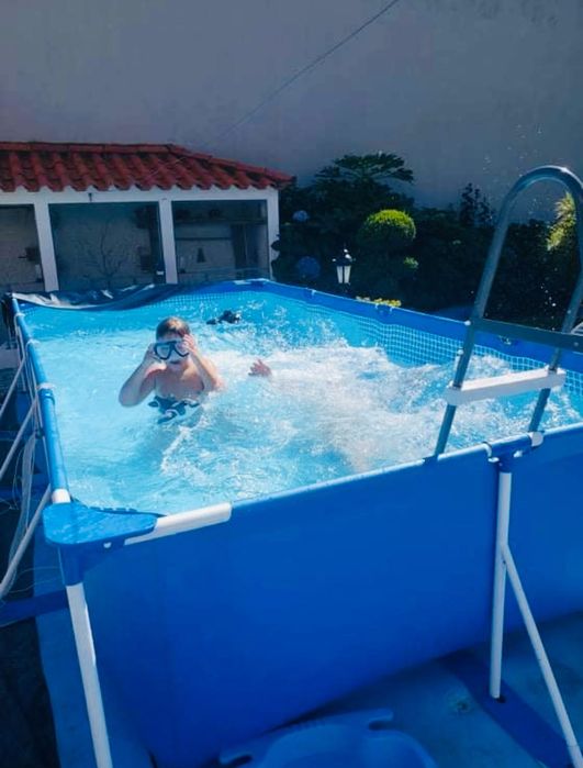 Piscina Desmontável INTEX
Retangular - 1 ano de uso