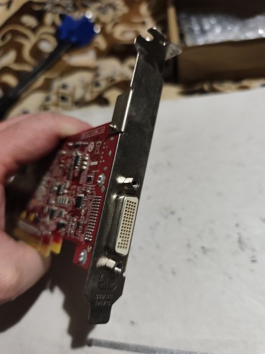 AMD Radeon 1GB HD8350 64bit активное охлаждение.