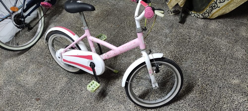Bicicleta menina com capacete