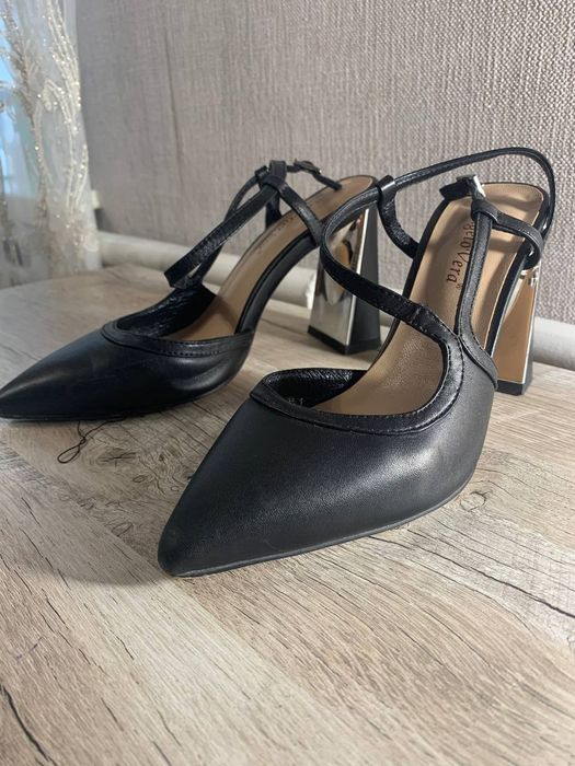 Шкіряні босоніжки