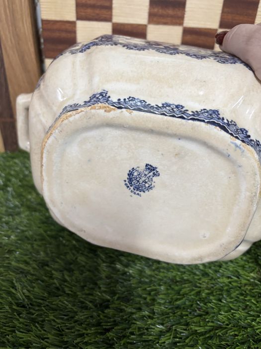 Terrina antiga sem tampa,