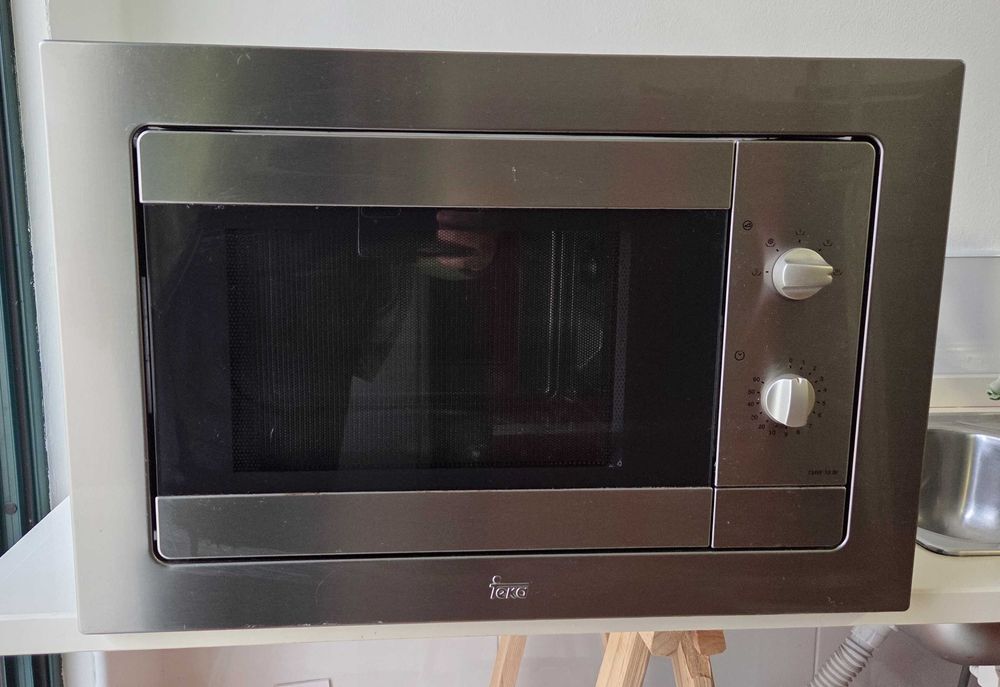 Microondas de Encastrar TEKA semi novo com frente em Inox