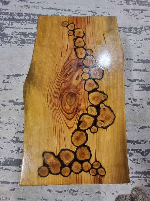 Mesa rústica com acabamentos epoxi.