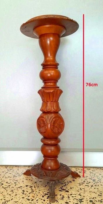 Pedestal (em Mogno)