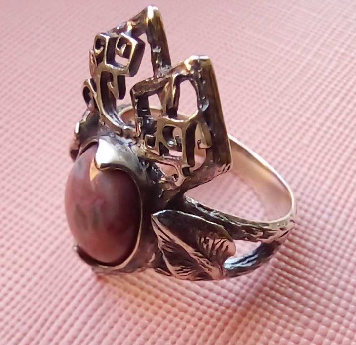 Рожева яшма в прикрасах Орінго