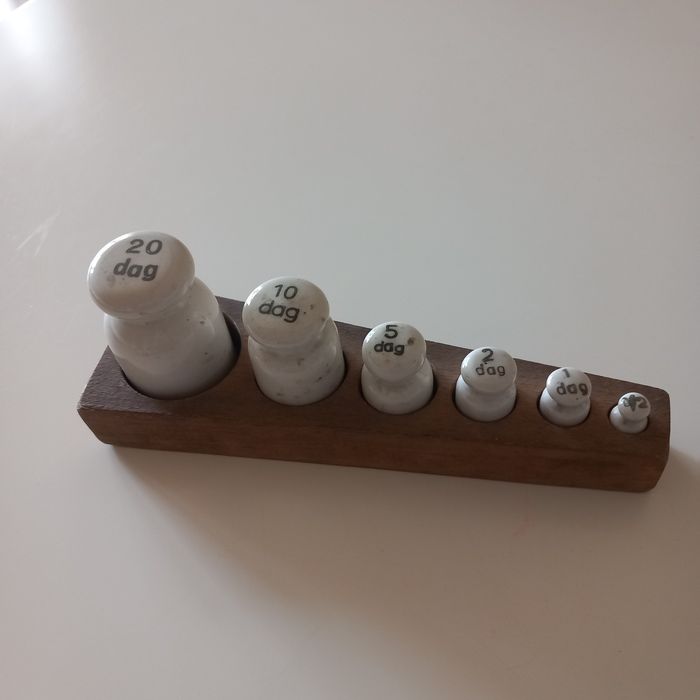 Odważniki porcelanowe i mosiężne