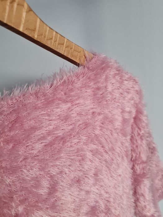 Różowy włochaty sweterek 
KappAhl
100% nylon
Rozm 40/42
Materiał jest