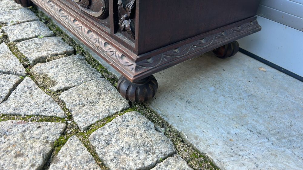 Fabuloso móvel em madeira de mogno antigo, entalhado.