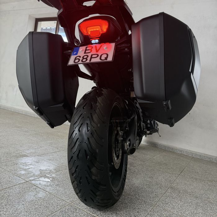 Yamaha Tracer 7 GT de 2025 akrapovic