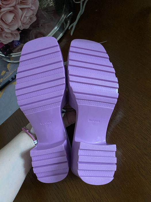 Klapki liliowe żelowe. Bershka