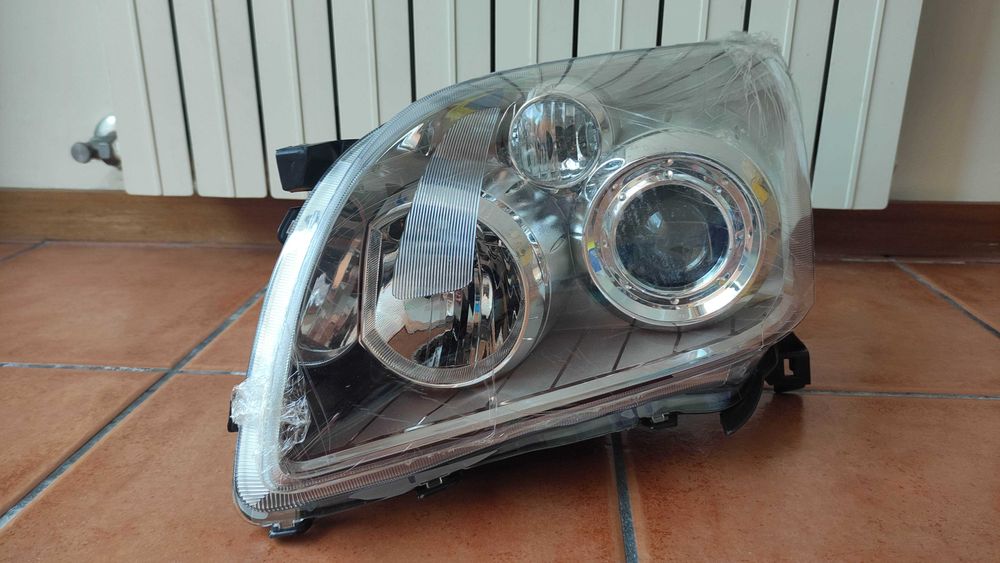 Farol ótica Toyota Avensis T25 NOVO