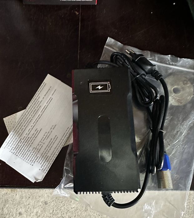Зарядний пристрій YZ260 54,6 В 4 А роз’єм XLR 3 PIN