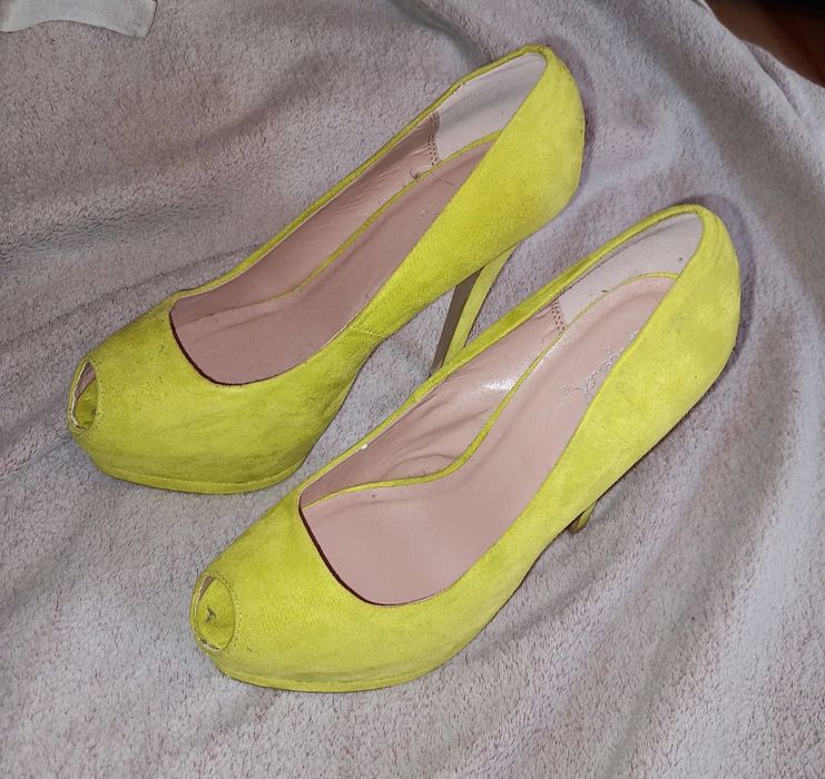 Limonkowe szpilki buty na obcasie