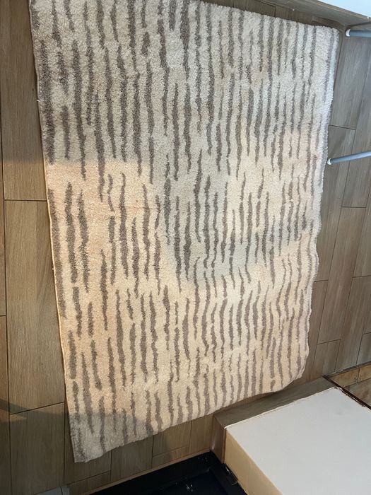 Tapete sala com bege e branco