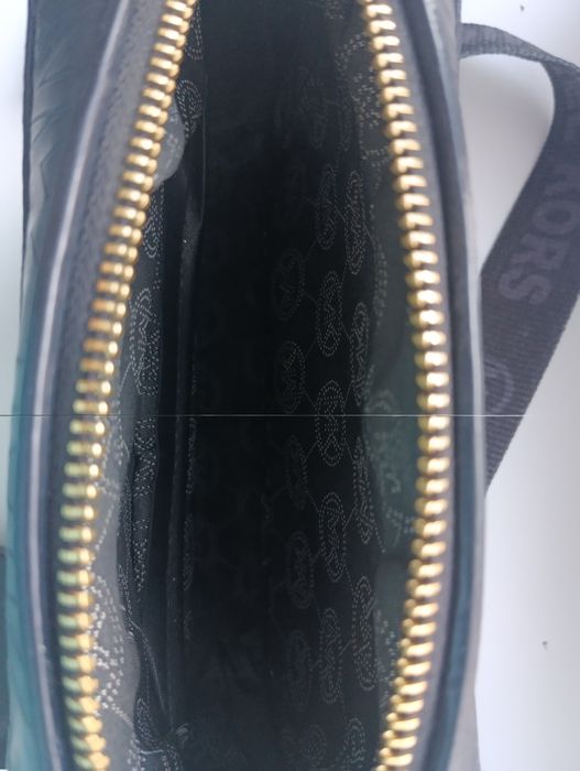 Сумка кросс-боді Michael Kors чорного кольору.